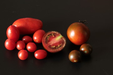 varietà di pomodori su sfondo nero