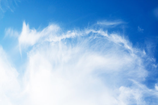 blauer Himmel mit interessanten Wolkenformen