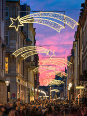 Menschen beim Einkaufen zur Weihnachtszeit