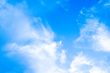 blauer Himmel mit interessanten Wolkenformen