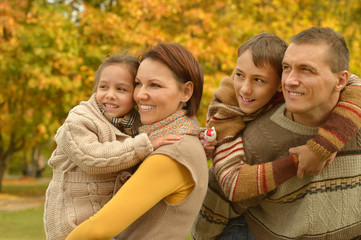 Fototapeta premium Family relaxing in autumn park