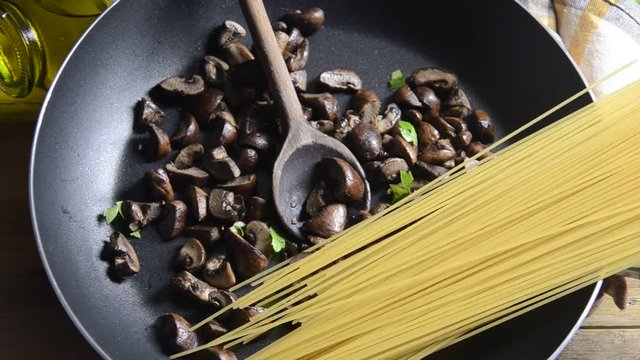 Agaricus Bisporus Portobello mushroom Prataioli Champignon Crema Sampioen Peč&aacute;rka dvouv&yacute;trus&aacute; Pieczarka de Paris dwuzarodnikowa Шампиньон двуспоровый Pasta Champi&ntilde;&oacute;n 雙孢蘑菇 K&eacute;tsp&oacute;r&aacute;s csiperke Spaghetti