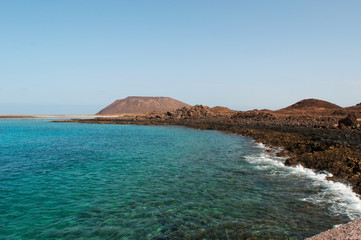 Isole Canarie: acqua cristallina e vista dell'Isolotto di Lobos, che si trova 2 chilometri a nord di Fuerteventura, il 4 settembre 2016