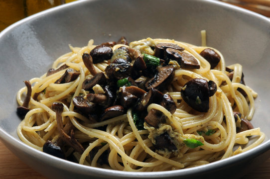 Pasta alla carbonara with mushroom Prataioli Champignon Sampioen Peč&aacute;rka Piopparello dvouv&yacute;trus&aacute; Pieczarka Chiodino dwuzarodnikowa Шампиньон двуспоровый 雙孢蘑菇 K&eacute;tsp&oacute;r&aacute;s csiperke Spaghetti