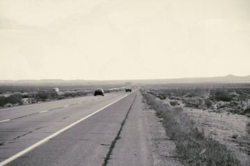 Autobahn nach Barstow / Entfernter Verkehr auf einer Autobahn nach Barstow in der Mojave W&uuml;ste.
