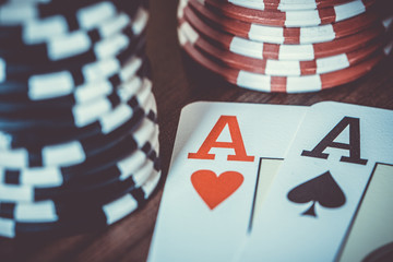 Zwei Asse in Schwarz und Rot mit Casino Chips