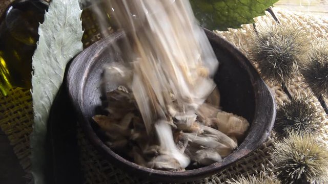 Grzyby suszone เห็ดแห้ง Beac&aacute;in triomaithe Funghi secchi Nấm kh&ocirc; Kuivatut sienet الفطر المجفف Dried mushrooms Ciuperci uscate Getrocknete pilze Sz&aacute;r&iacute;tott gomba Seta  Champignons s&eacute;ch&eacute;s Hongos secos