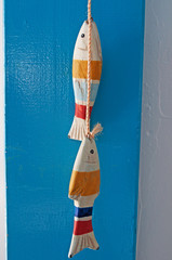 Decorazione d'interni, pesci colorati di legno appesi a una corda