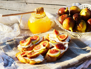 тосты с инжиром, сыром и медом
