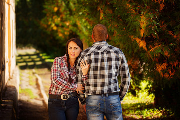Naklejka premium Wife hugging her husband. A man stands with his back.
