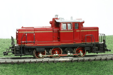 Modell Diesellok auf Schienen