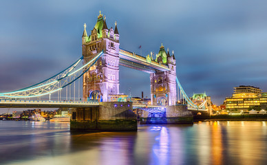 Fototapeta na wymiar Tower Bridge in London nach Sonnenuntergang