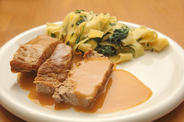 Kalbsbraten mit Bandnudeln
