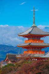 Obraz premium Czerwona pagoda w świątyni Taisan-ji w pobliżu świątyni Kiyomizu-dera w Kioto, symbol kultury japońskiej.