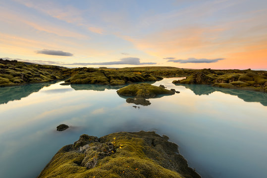 Paisagem lunar islandesa com tufos de musgo ao Por do Sol