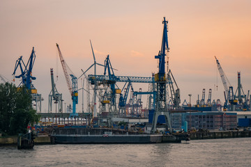 Fototapeta premium Industriehafen im Sonnenuntergang