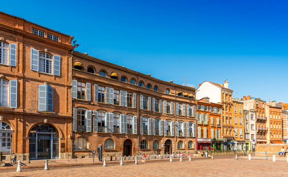 Façades place Saint-Étienne à Toulouse en Midi-Pyrénées, Occitanie en France