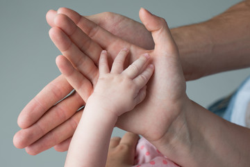 Familienshooting Hände Baby und Eltern