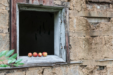 Die Äpfel auf dem Fensterbrett