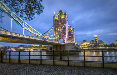 Eingang zur Tower Bridge in London nach Sonnenuntergang