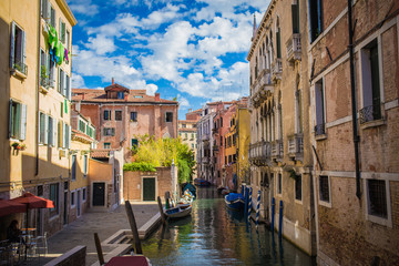 Fototapeta na wymiar Bonito canal con casa en Venecia