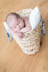 Neugeborenes Baby niedlich in Korb