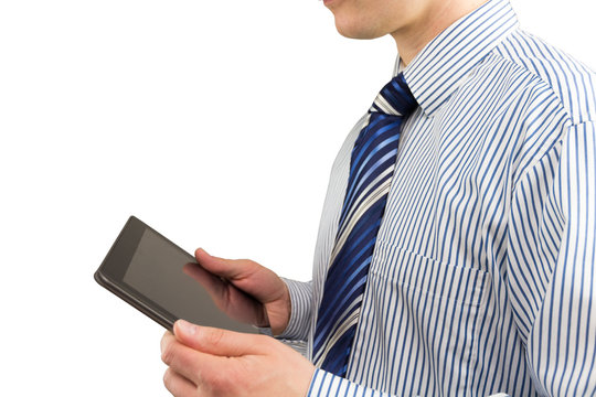 Mann h&auml;lt tablet computer