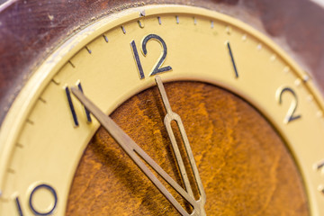 Alte antike Uhr die 5 vor 12 anzeigt