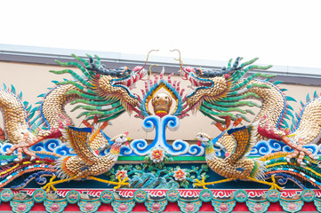 Obraz premium Dragon statue on roof of chinese temple ,Oriental Architecture, Twin Dragons On The Roof