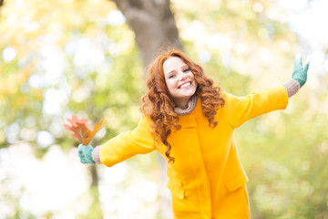 frau hat spaß in der natur