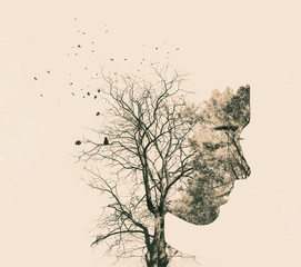 Obraz premium Portret podwójnej ekspozycji młoda kobieta i jesienne drzewa.