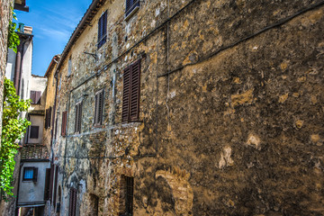 narrow backstreet in Tuscany