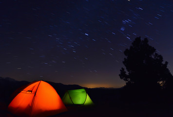 Yıldız Yağmuru Altında Kamp Çadırları