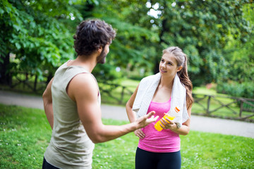 Obraz premium Couple talking after training in a park