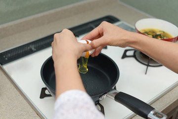 料理を楽しむ女性