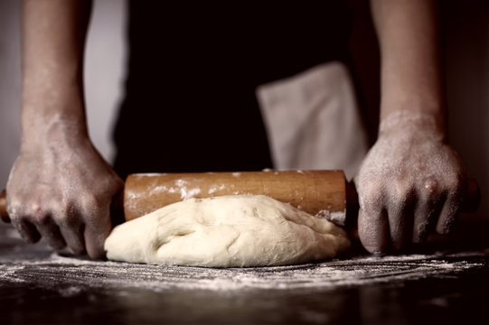 pizza prepare dough hand topping