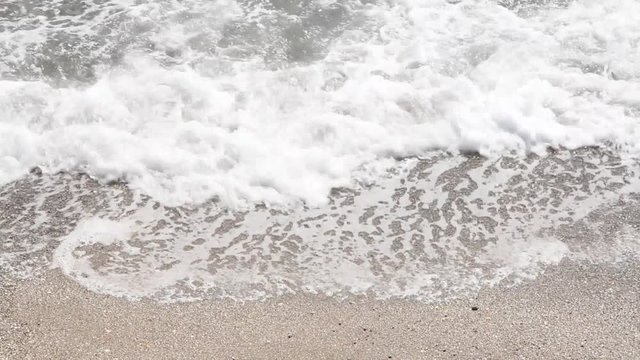 Strand mit Wellen Brandung und Felsen