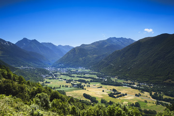Valley and peak of Pyrenean mountains with a blue sky, France © Gael Fontaine