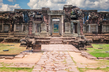 Obraz premium Ruins of an ancient Khmer brick temple, Prasat Hin Phimai in Nakhon Ratchasima (Khorat), Thailand with blue sky background