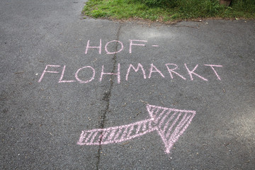 Hofflohmarkt: In Haus, Garten oder Hof werden Flohmärkte gemacht