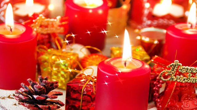 Adventskranz mit 4 roten Kerzen und goldenem Glimmer 