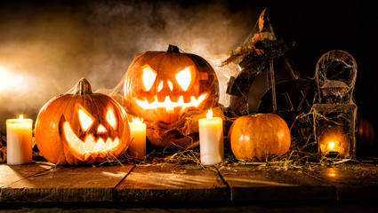 Naklejka premium Scary halloween pumpkins on wooden planks