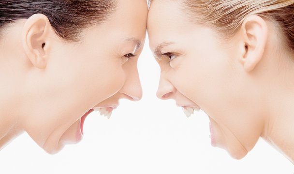 Due donne testa a testa che urlano arrabbiate