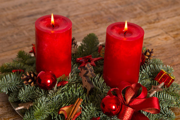 Weihnachtliche Dekoration mit Kerzen