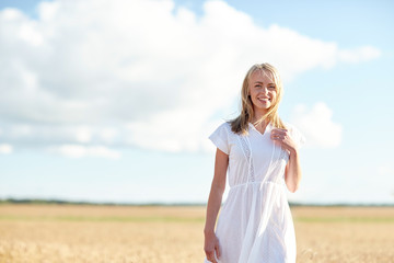 Fototapeta na wymiar happy young woman or teenage girl on cereal field