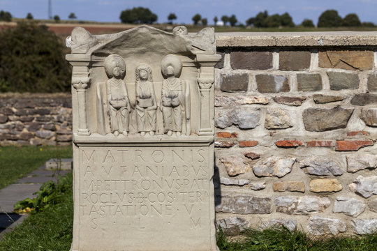 Nettersheim: Die G&ouml;rresburg ist ein gallo-r&ouml;mischer Tempelbezirk am Rande des Urfttales Eifel mit einem Heiligtum der Matronae Aufaniae Umgangstempel Matronenheiligtum