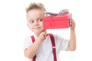 kind ist neugierig auf ein geschenk