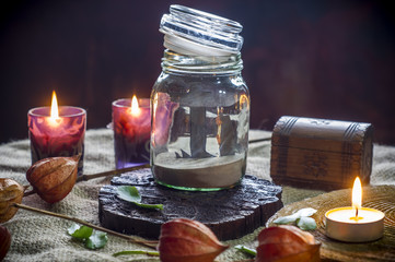 kompozycja halloween ze świecami słoikami na stole, Don't open till Halloween