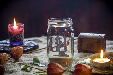 kompozycja halloween ze świecami słoikami na stole, Don't open till Halloween