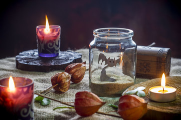 kompozycja halloween ze świecami słoikami na stole, Don't open till Halloween